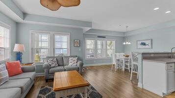 Condo, 3 habitaciones | Área de sala de estar | Smart TV