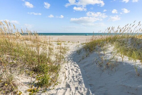 Slack Tide 3 Bedroom Condo by RedAwning