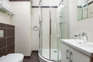 Estúdio, sacada, ao lado da praia | Banheiro | Chuveiro, toalhas de banho