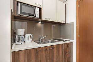 Studio, balkong, ved stranden | Eget kjøkken | Mikrobølgeovn, kaffetrakter/tekoker, høy barnestol og kjøkkenutstyr