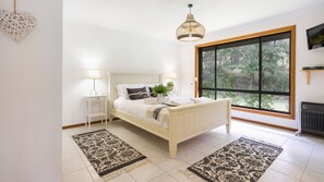 3 bedrooms, iron/ironing board, travel cot, WiFi - Cedar Corner – serene rural retreat (Broughton Village)
