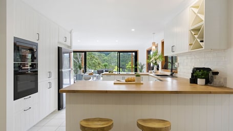 Fridge, microwave, oven, stovetop. Cedar Corner – serene rural retreat