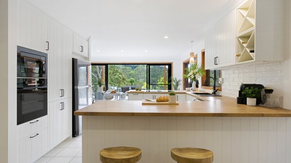 冷蔵庫、電子レンジ、オーブン、コンロ