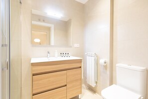 Douche, sèche-cheveux, serviettes fournies