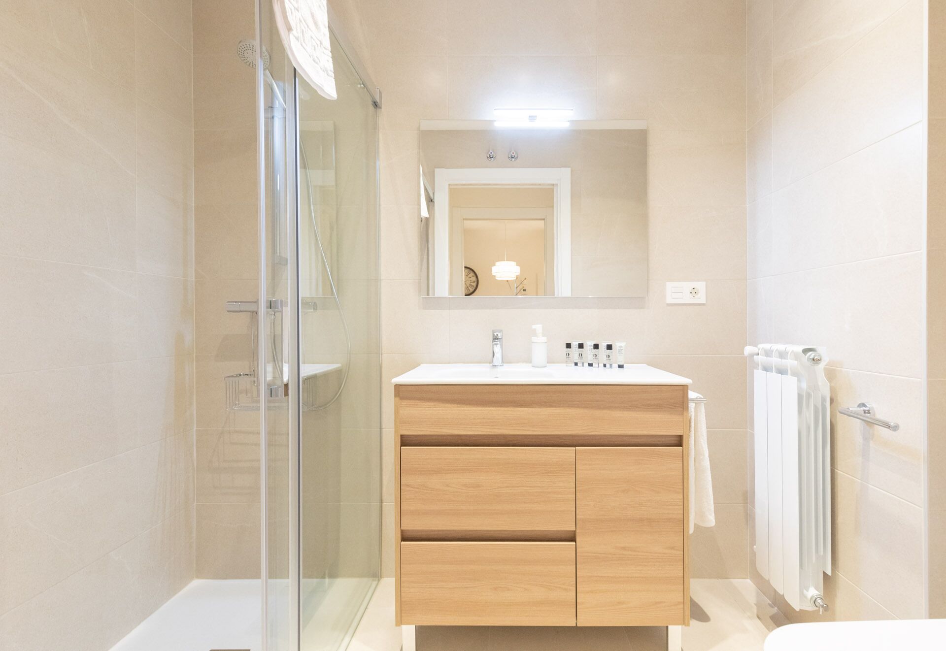 Een douche, een haardroger, handdoeken