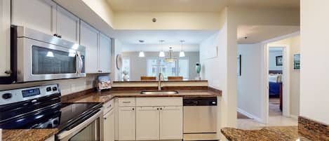 Refrigerador, microondas, cafetera/tetera, tostadora