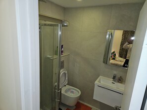 Bathroom - 1 Bed Flat - Sleeps 2 - Parking - Garden (London)