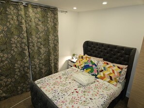 1 bedroom, iron/ironing board, free WiFi, bed sheets - 1 Bed Flat - Sleeps 2 - Parking - Garden (London)