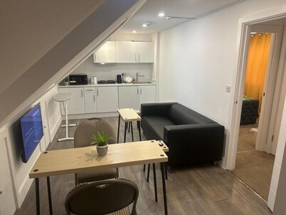 1 Bed Flat - Sleeps 2 - Pets - Garden - Parking