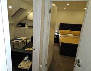 Apartment | 1 bedroom, iron/ironing board, free WiFi, bed sheets - 1 Bed Flat - Sleeps 2 - Pets - Garden - Parking (London)