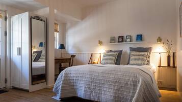 1 bedroom, desk, free WiFi, bed sheets