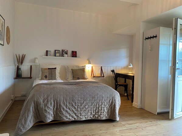 A bedroom with a bed, bedside tables, a desk, and a wardrobe. - Liseleje Badehotel (Liseleje)