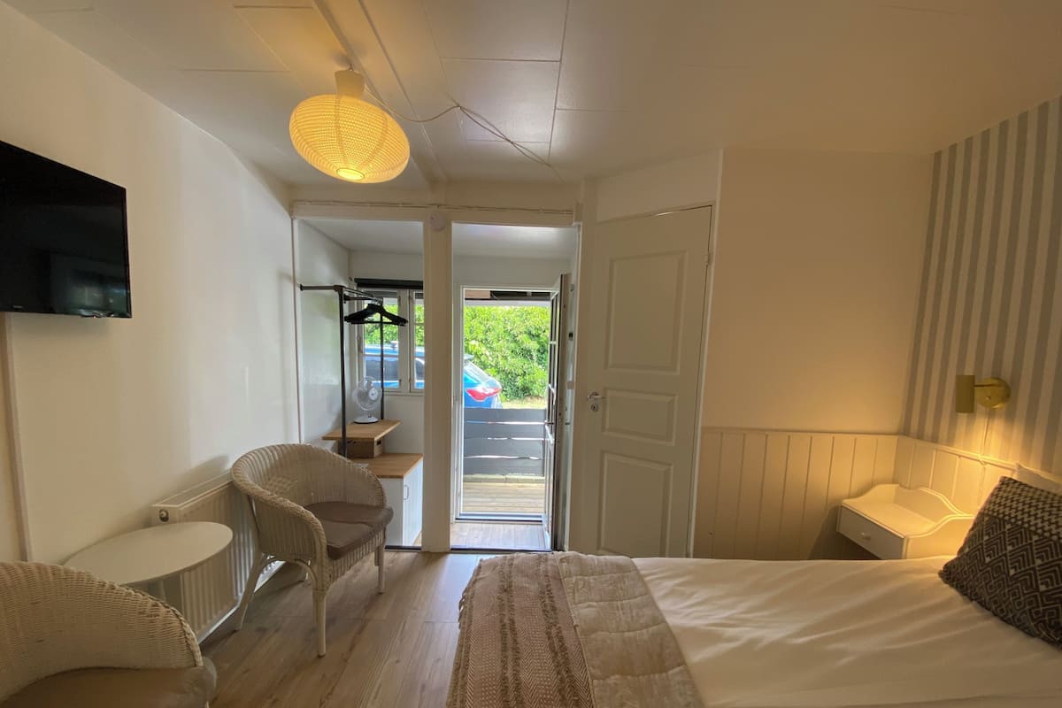 Small Double with Street View | Wi-Fi de cortesia, roupa de cama