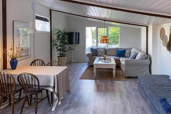 Apartment with Garden View | Escrivaninha, Wi-Fi de cortesia, roupa de cama