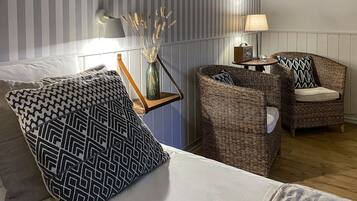 Double Room with Street View | Escritorio, wifi gratis y ropa de cama