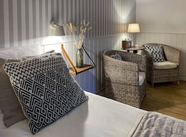 Double Room with Street View | 办公桌、免费 WiFi、床单