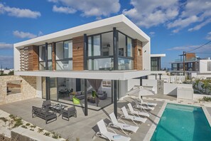 Una piscina al aire libre, una piscina climatizada