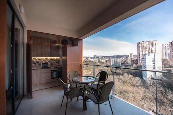 Outdoor dining - GG Home - cozy 2-bedroom apartment in Vake at Mziuri park (T'bilisi)