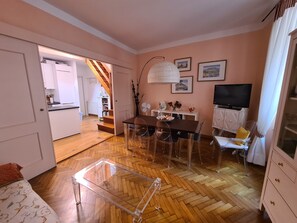 Business Apartment | Living area | 19-inch TV with digital channels - RosaTramonto Portofino- PortofinoVacanze (Rapallo)