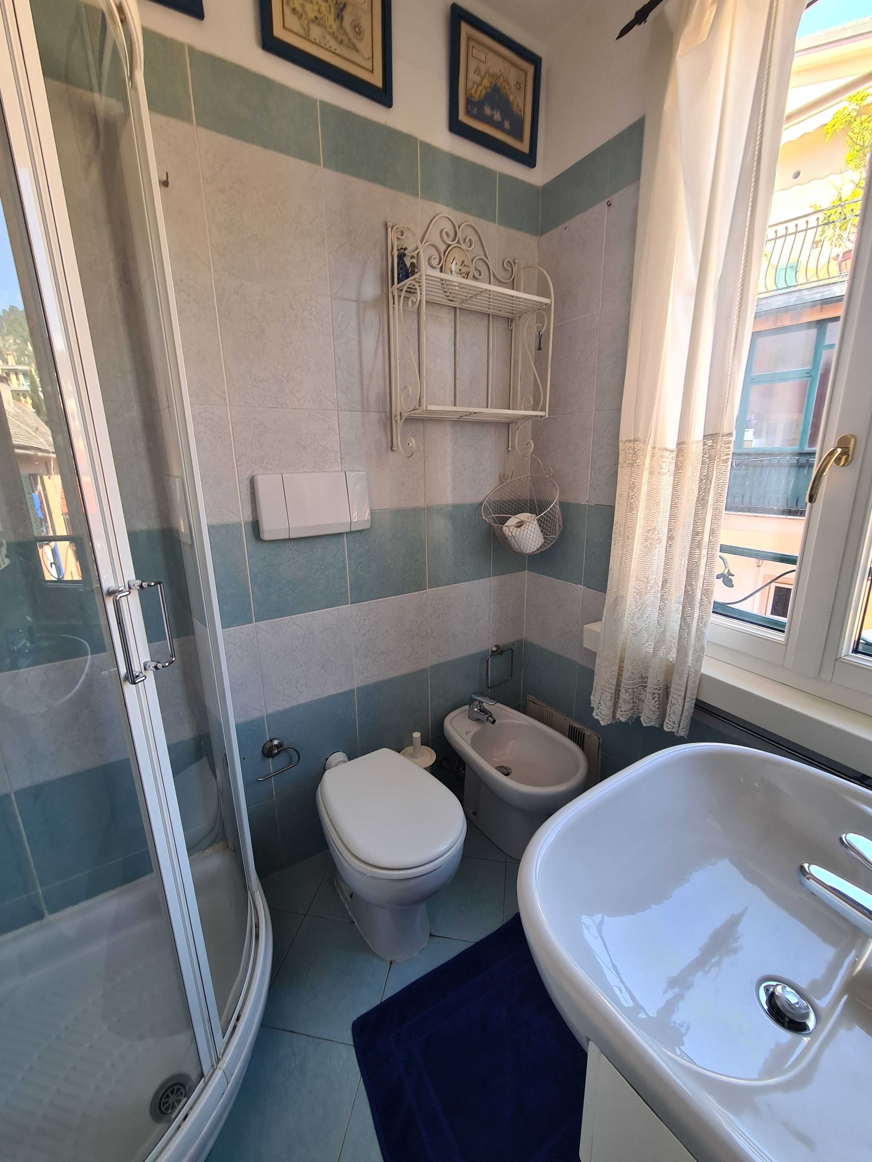 Un baño con ducha, inodoro, bidé y lavabo.