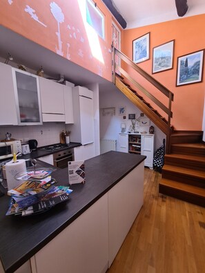 Apartamento Business | Cocina privada | Frigorífico grande, microondas, horno y lavavajillas