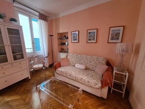 Apartamento Business | Zona de estar | Televisión de 19 pulgadas con canales digitales