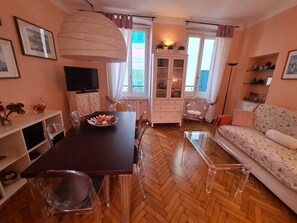 Apartamento Business | Zona de estar | Televisión de 19 pulgadas con canales digitales