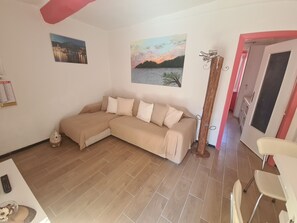 Family Apartment | Living area | 19-inch TV with digital channels - RosaTramonto Portofino- PortofinoVacanze (Rapallo)
