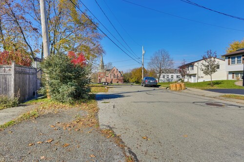 Beacon Apt w/ Patio + Grill; Walk to Main St!
