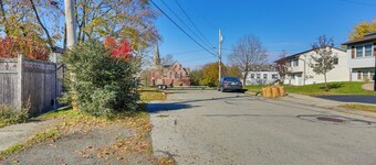 Beacon Apt w/ Patio + Grill; Walk to Main St!