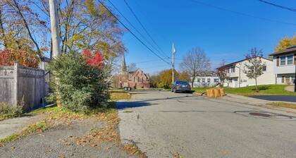 Beacon Apt w/ Patio + Grill; Walk to Main St!