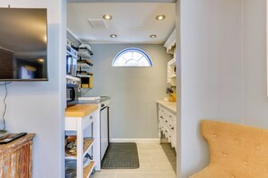 Apartment (1 Bedroom) | Interior - Beacon Apt w/ Patio + Grill; Walk to Main St! (Beacon)