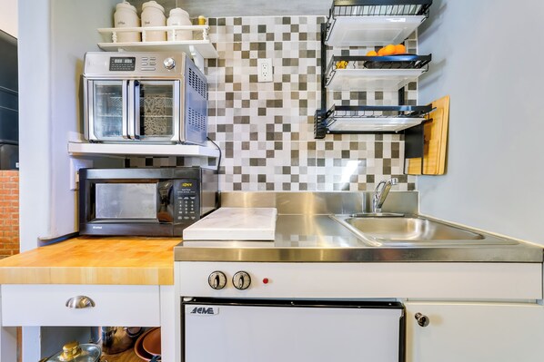 Apartment (1 Bedroom) | Interior - Beacon Apt w/ Patio + Grill; Walk to Main St! (Beacon)