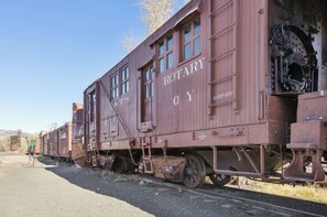Un vagó de tren antic amb sistema rotatiu, amb la inscripció “ROTARY” i “KEEFORT” visibles al costat.