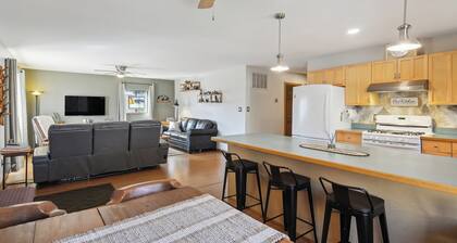 Single Tree Cottage - Walk to Downtown Chama!
