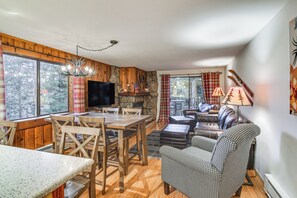 アパートメント (2 Bedrooms) | リビング エリア | テレビ、暖炉