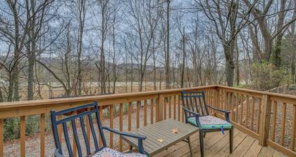 Pet-friendly Cottage ~ 8 Mi to Downtown Knoxville!