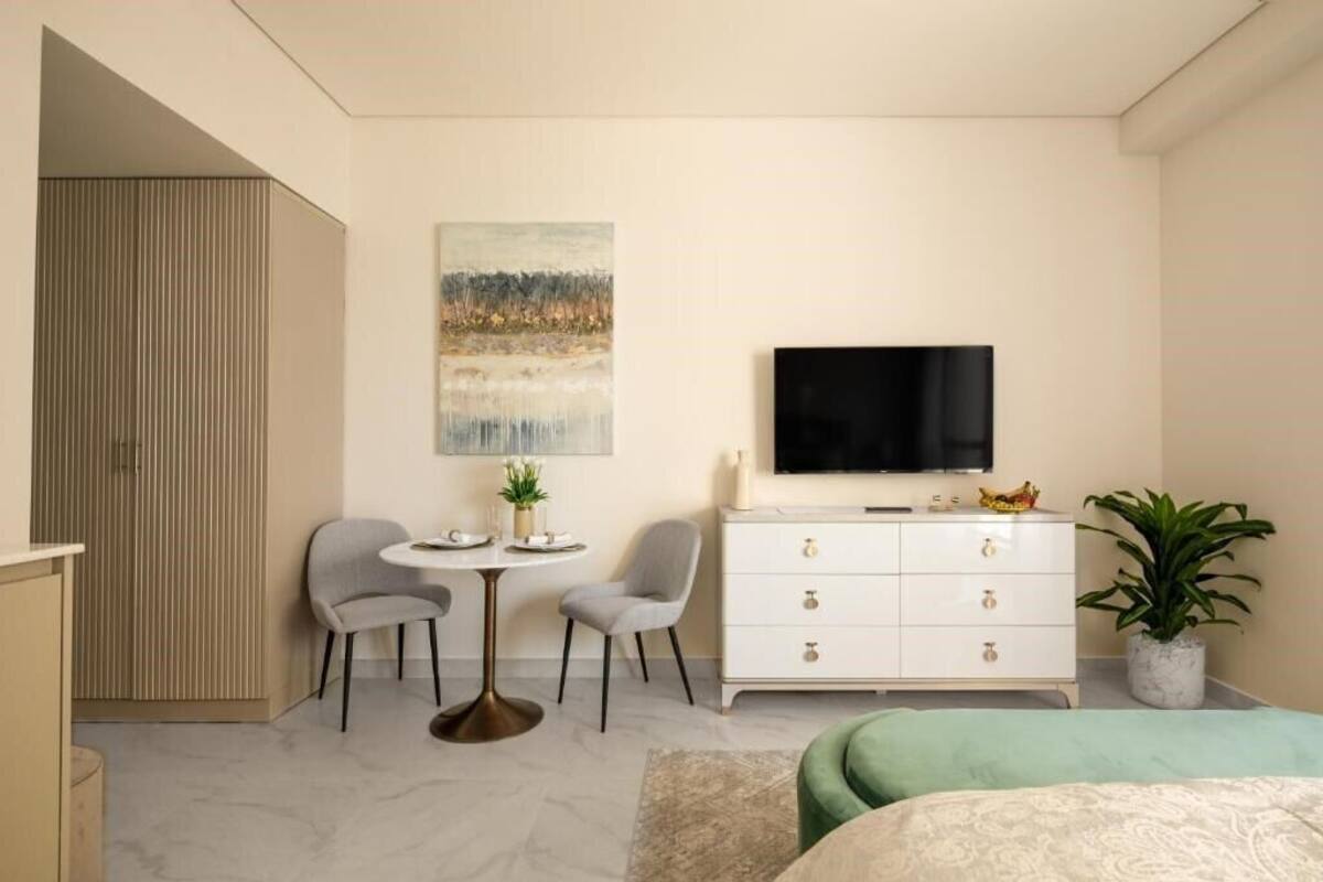 50-cm Smart TV with cable channels, heated floors