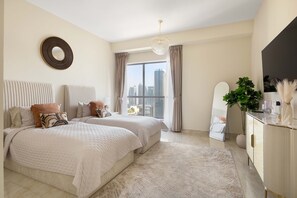 Suite Prestige, vue sur la marina | Literie de qualité, minibar, coffre-fort, système d’insonorisation