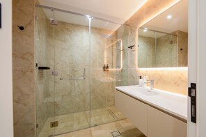 Premium Suite, Marina View | Bathroom shower