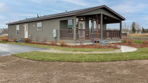 A single-story building with a porch and a covered outdoor seating area. - Beautiful Tetonia Escape w/ Porch & Teton Views (Tetonia)
