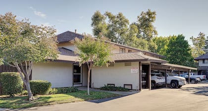 Lovely Concord Townhome Retreat w/ Community Pool!