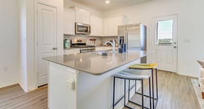 12 Mi to Dtwn Austin: Quiet Home w/ Patio & Yard