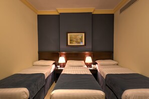 Basic-Dreibettzimmer | Bügeleisen/Bügelbrett, Bettwäsche, Rollstuhlgeeignet