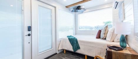 1 quarto, ferros/tábuas de passar roupa, roupa de cama