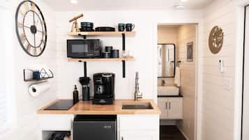 Een microgolfoven, een koffiezetapparaat/waterkoker
