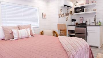 1 bedroom, desk, iron/ironing board, WiFi
