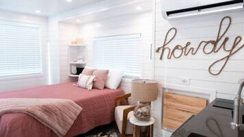 1 bedroom, desk, iron/ironing board, WiFi
