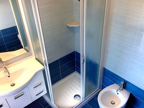 A bathroom with a shower, a sink, and a mirror. - Garden Retreat Steps From the Pool (San Michele al Tagliamento)