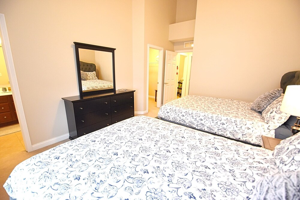 Walk to ND! 3 bedroom 3.5 bath townhome(123P) Roseland Vrbo